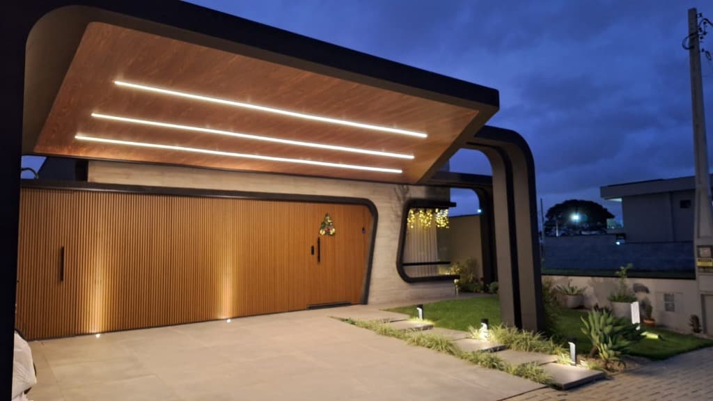 Fachada Moderna com Forro Amadeirado e Iluminação LED